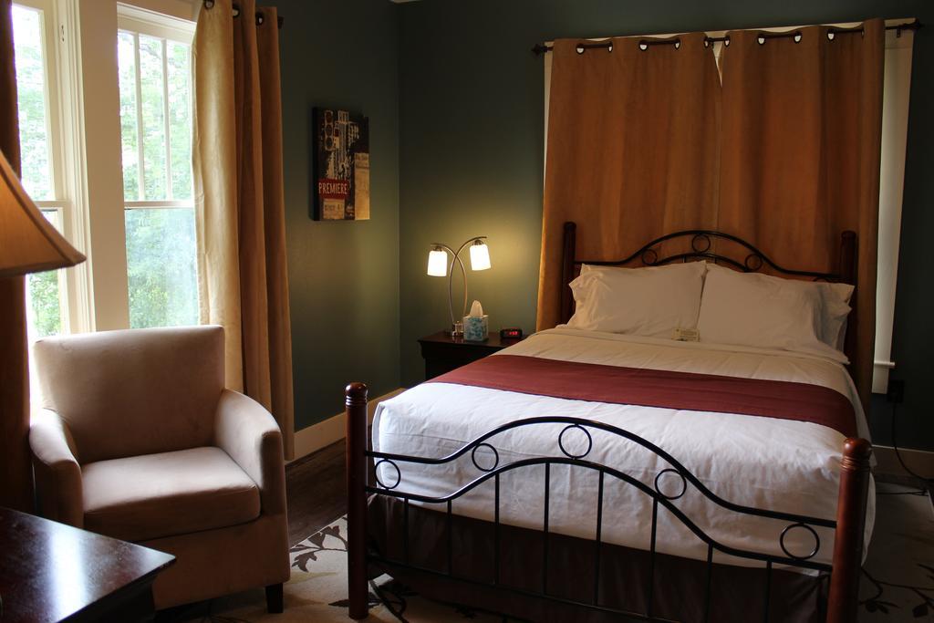 The Booker-Lewis Hotel Leesville Room photo
