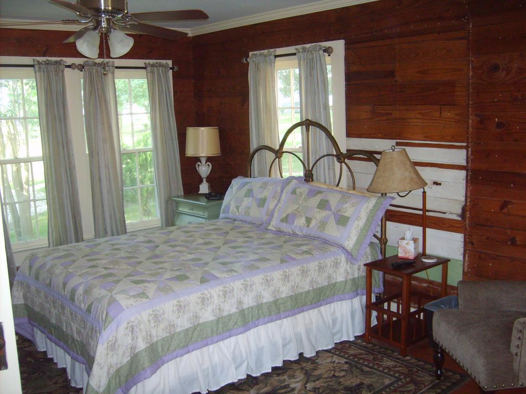 The Booker-Lewis Hotel Leesville Room photo